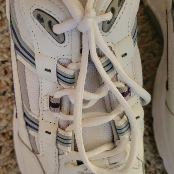 Vionic athletic shoes - Picture 9 of 9